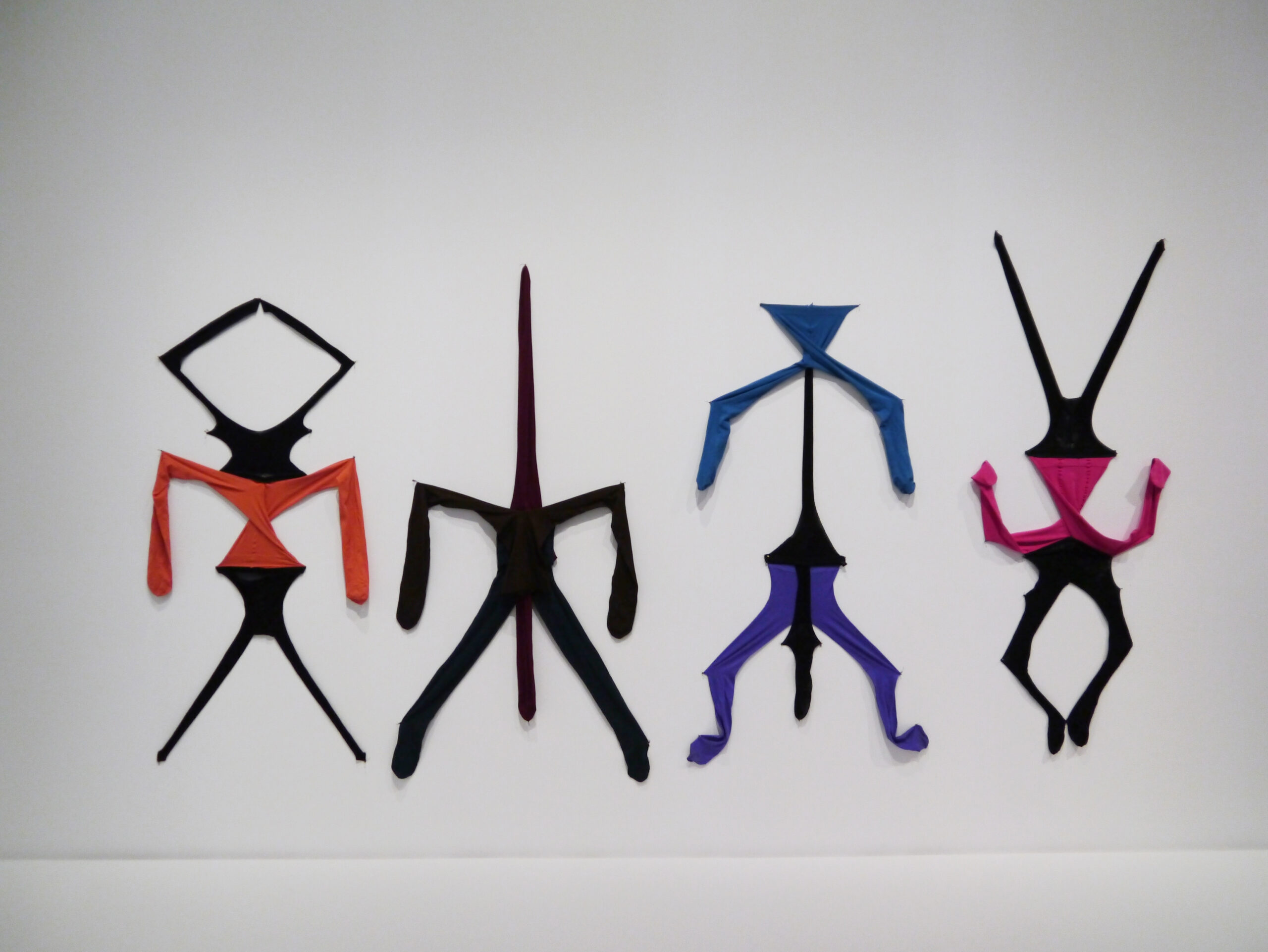 zest for art - Annette Messager, 12 collants totémiques, 2015